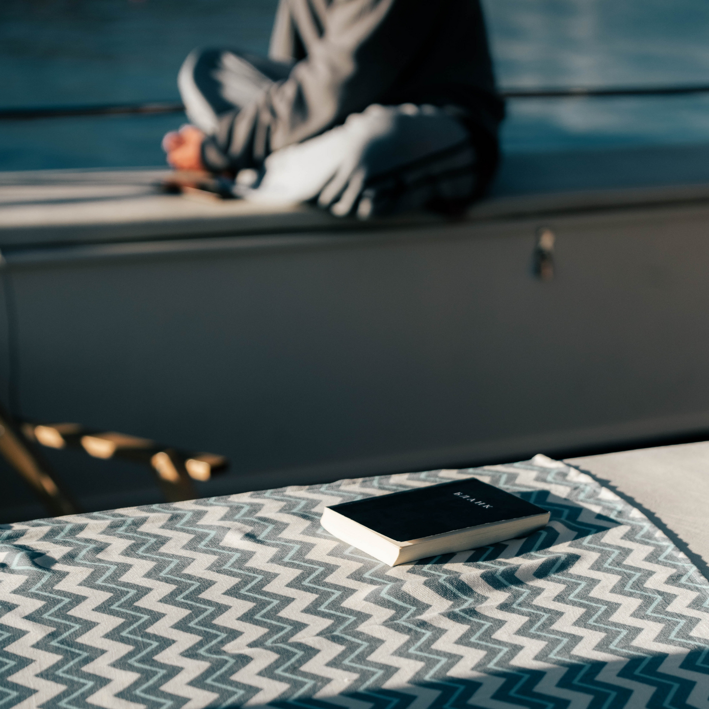 cik cak bambus peskir polozen sa knjigom