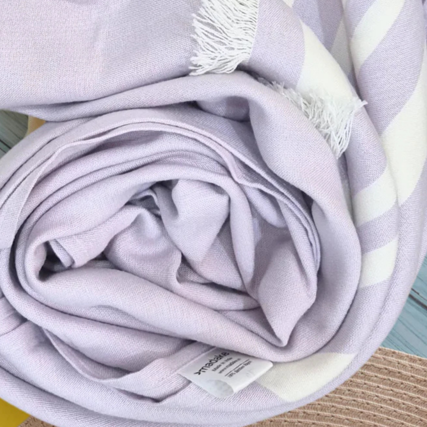 Lavanda – bambus peškir smotan, detalj etikete i pruga