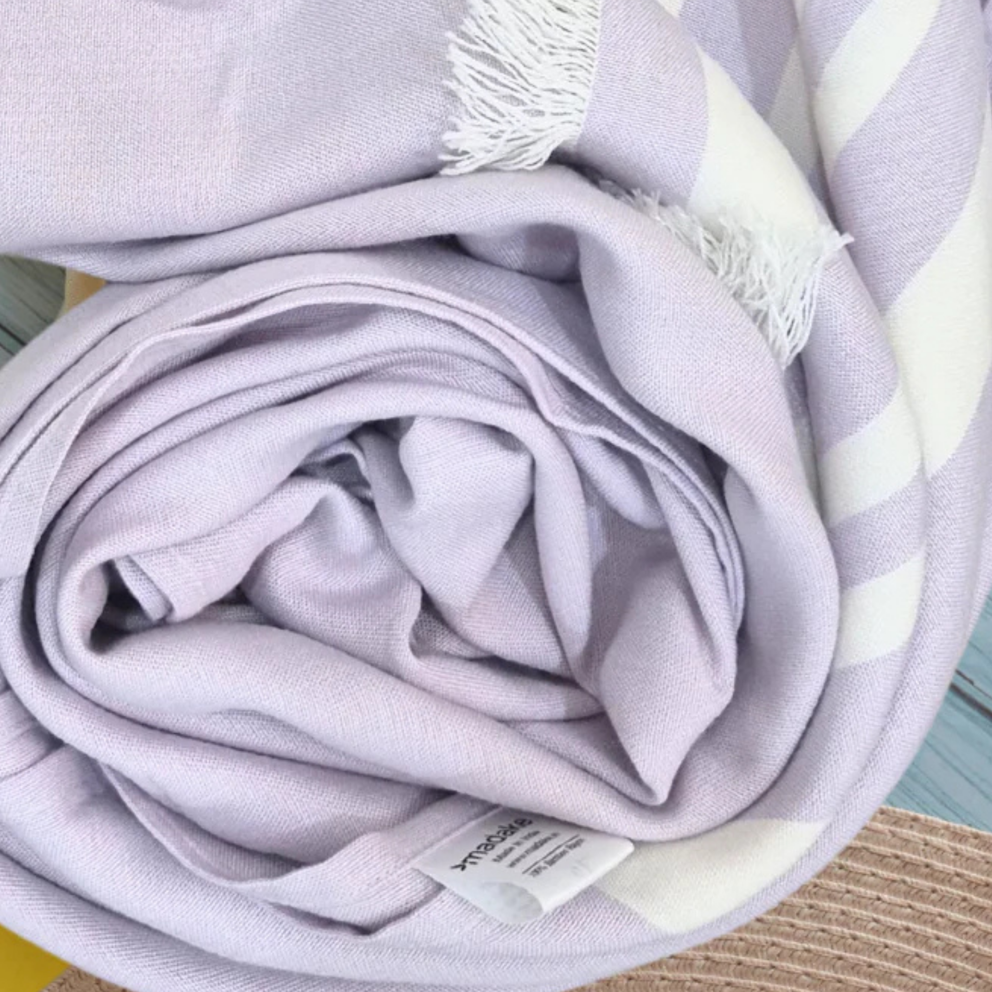 Lavanda – bambus peškir smotan, detalj etikete i pruga