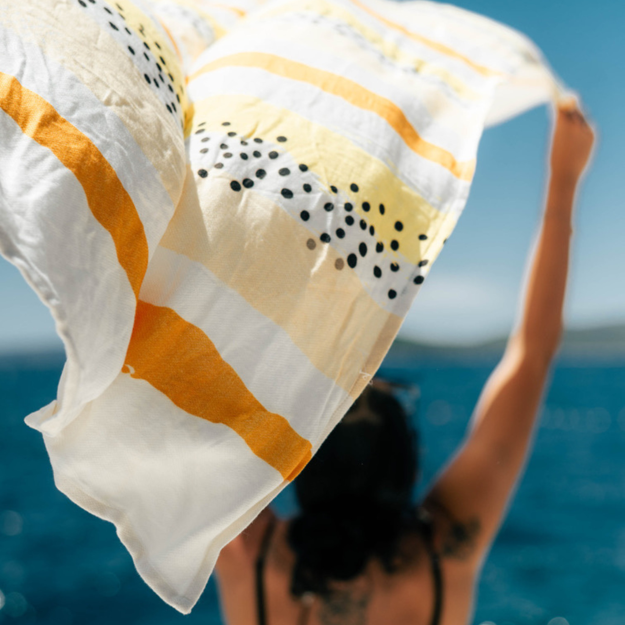 tackasti na linije zuto belo crni bambus peskir na vetru