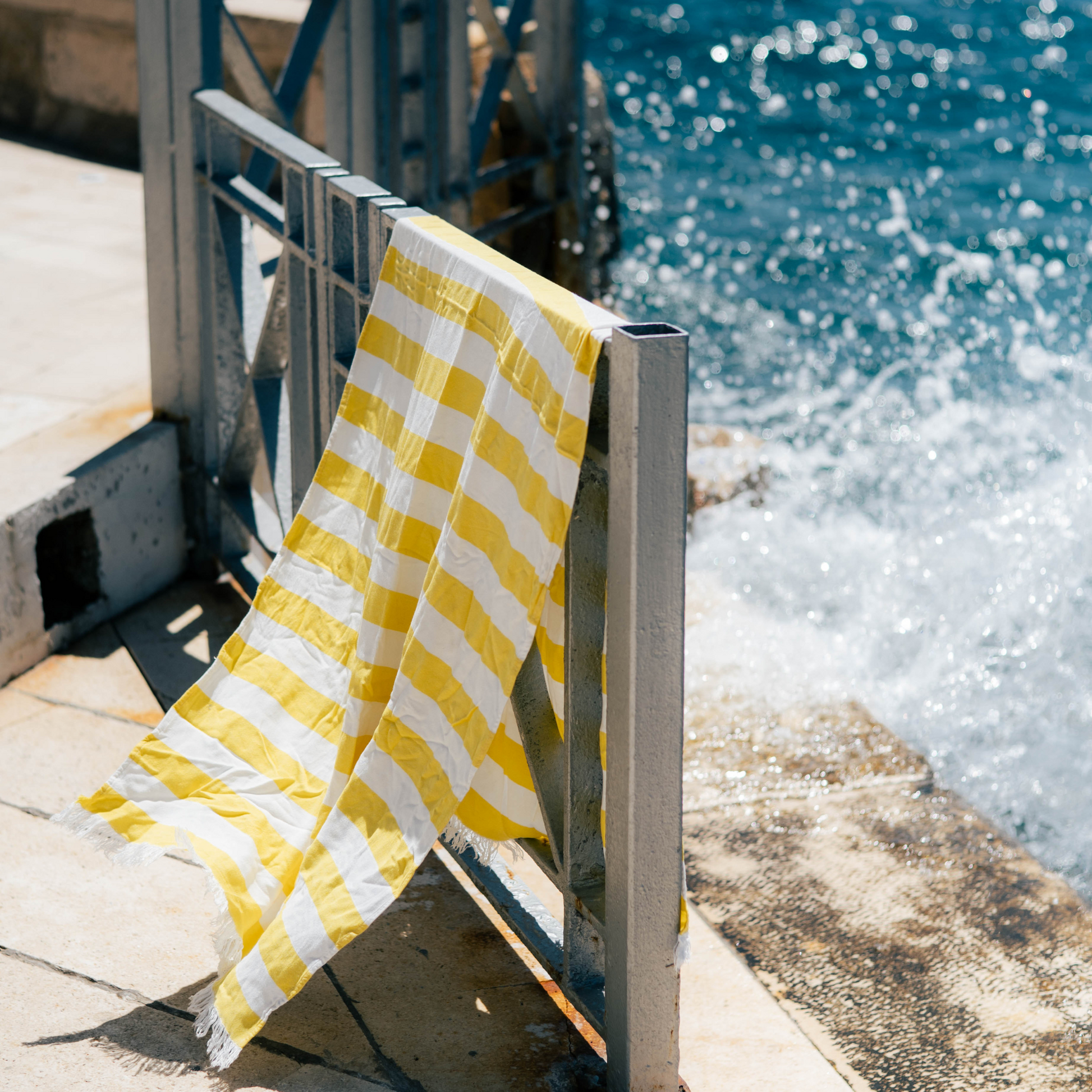 bambus peskir zuto beli na moru