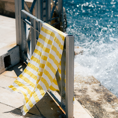 bambus peskir zuto beli na moru