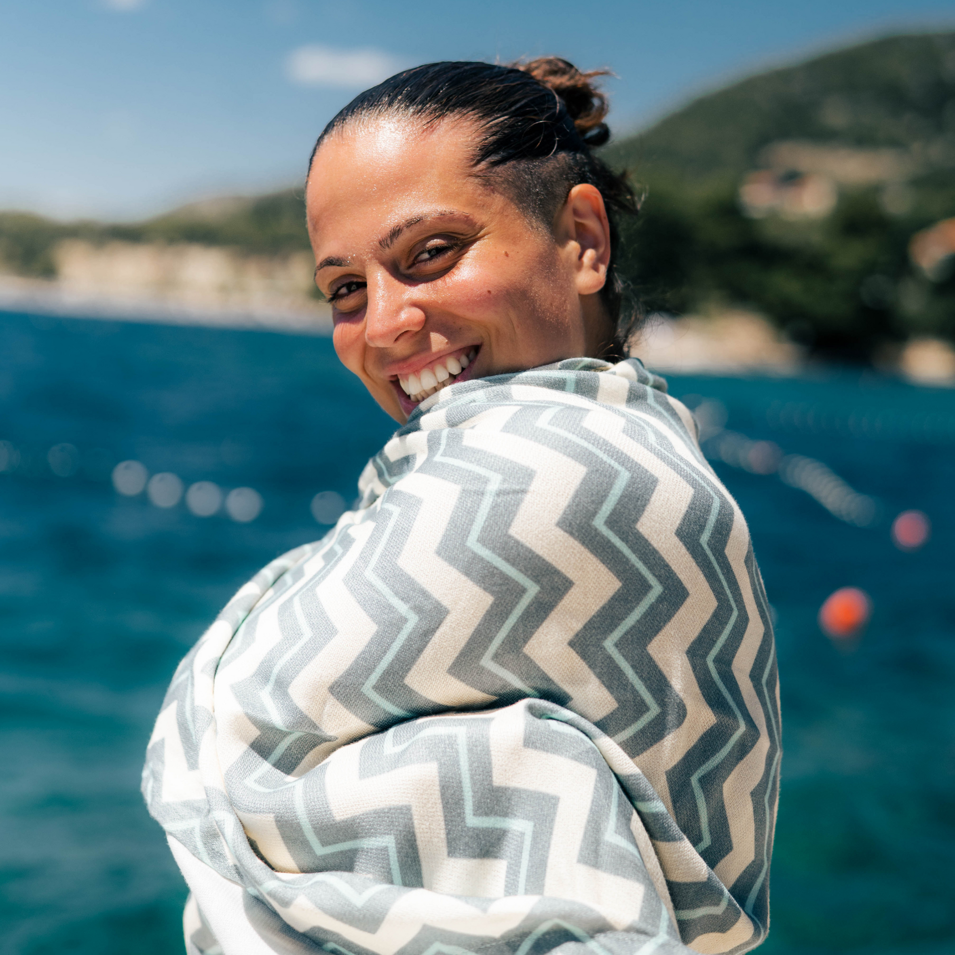 zena ogrnuta u cik cak bambus peskir