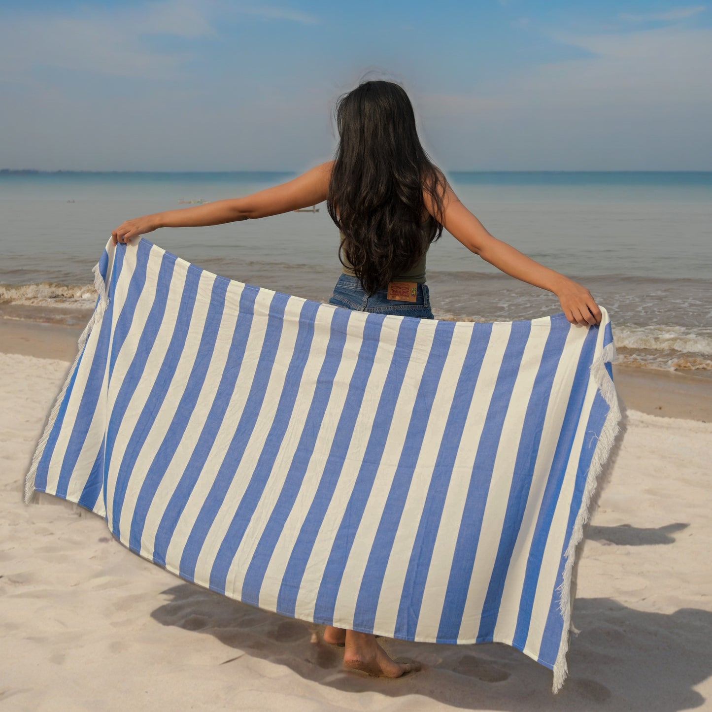 zena rasirila plavo beli bambus peskir na plazi