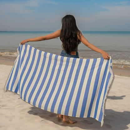 zena rasirila plavo beli bambus peskir na plazi