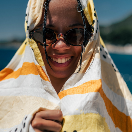 devojka obmotanog lica u tackasti na linije zuto belo crni bambus peskir 