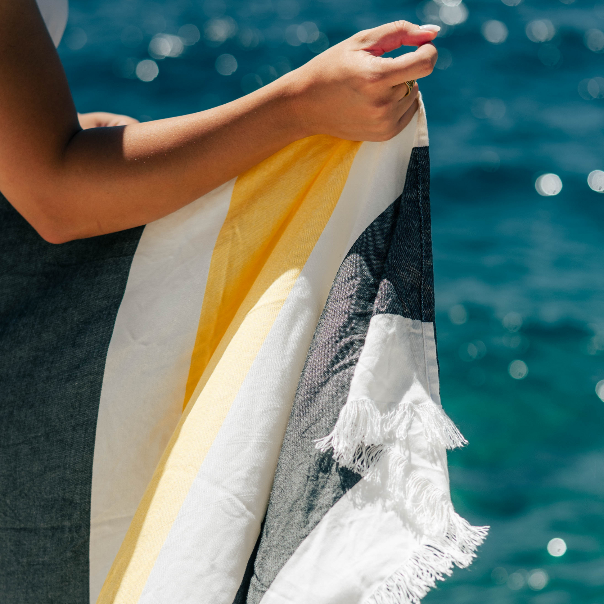 crno zuto beli bambus peskiri obmotan oko zenskog tela