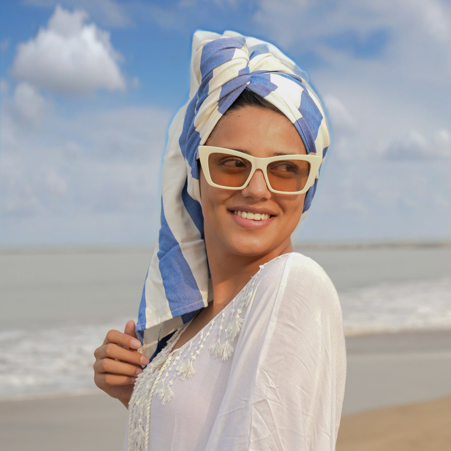 bambus peskiri plavo beli kao turban na zeni