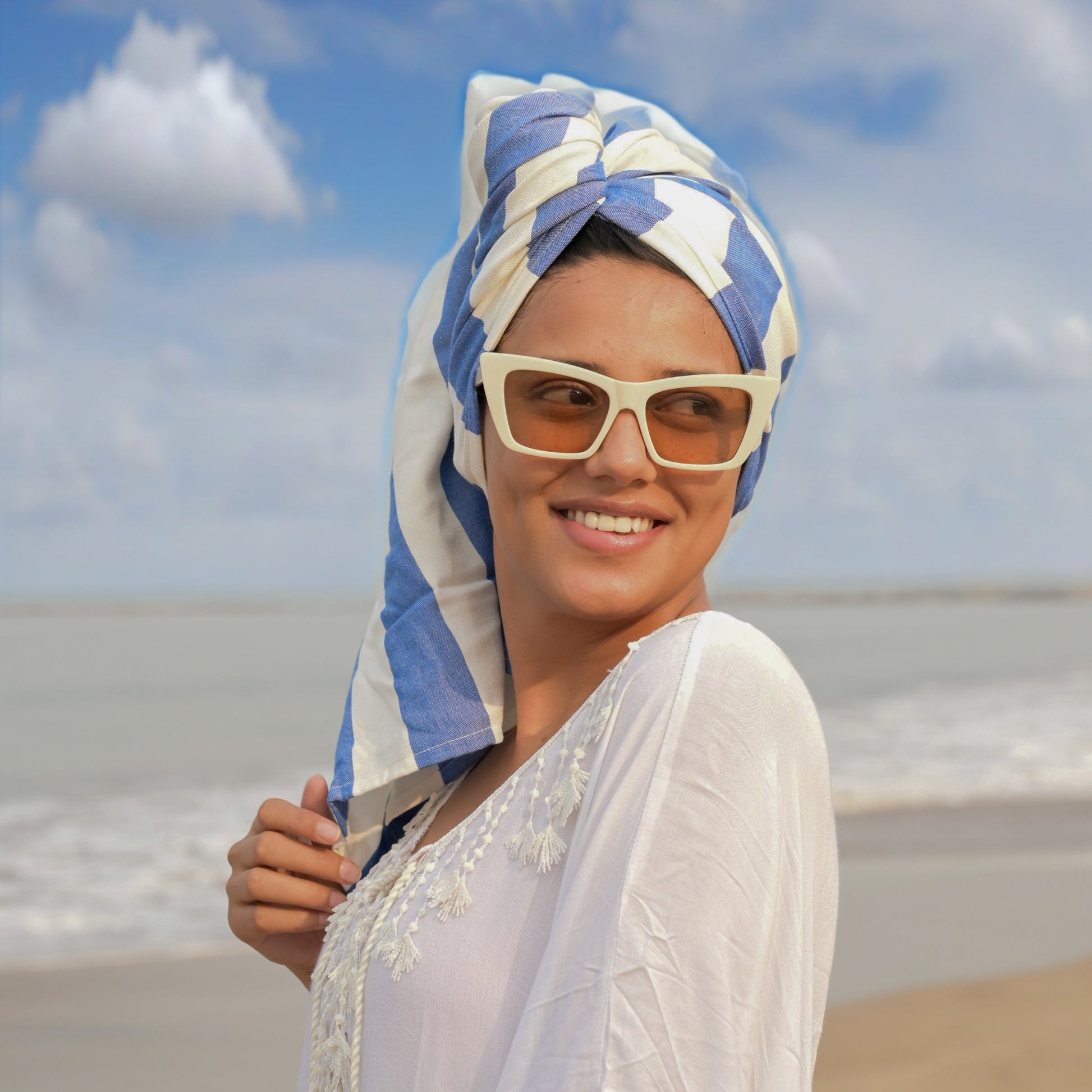 bambus peskiri plavo beli kao turban na zeni