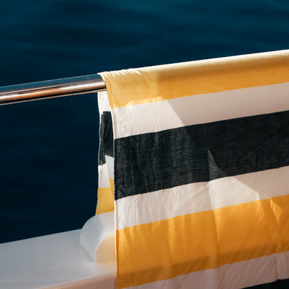 crno zuto beli bambus peskiri na palubi