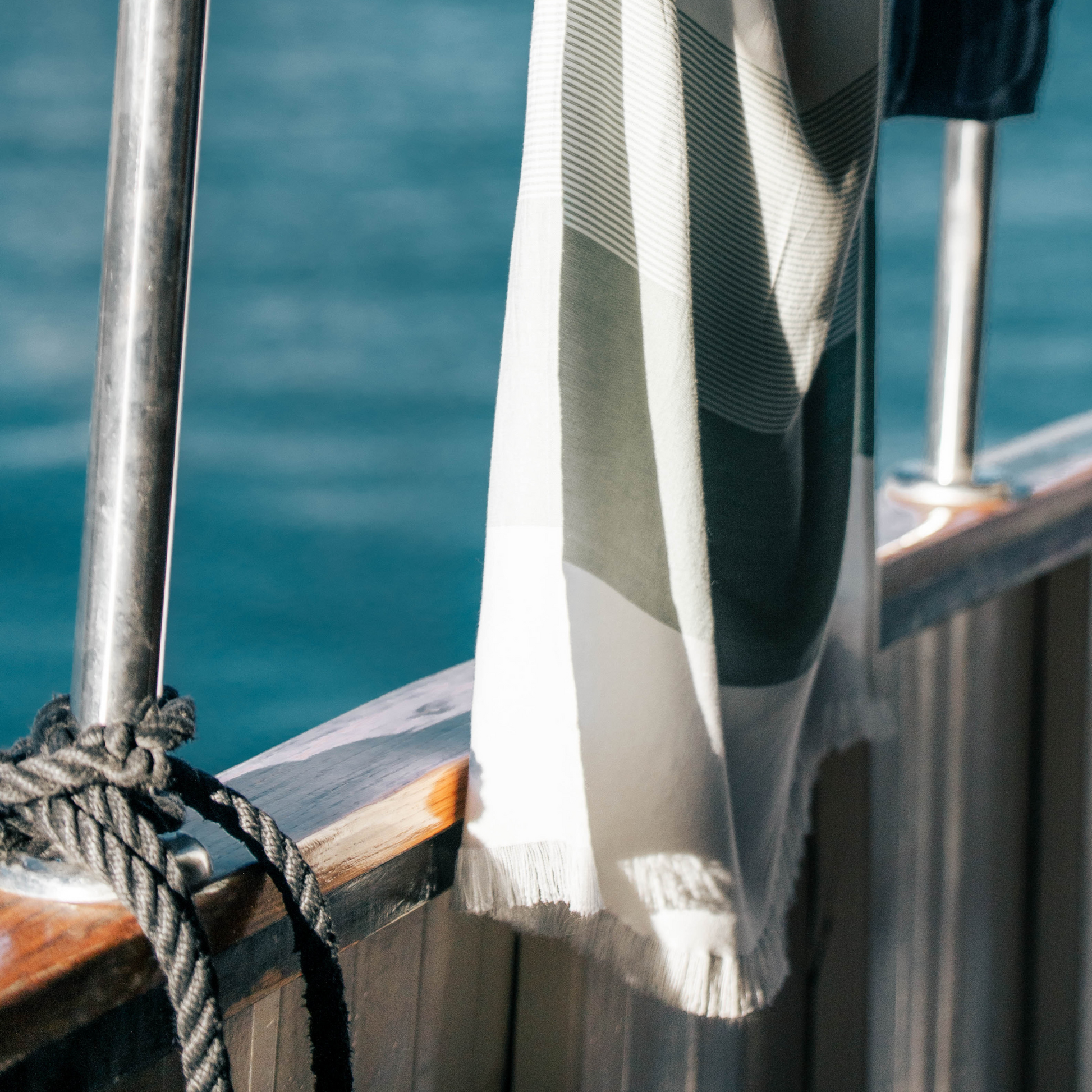 zeleno beli bambus peskiri na visi na palubi broda