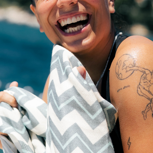 zena drzi cik cak bambus peskir