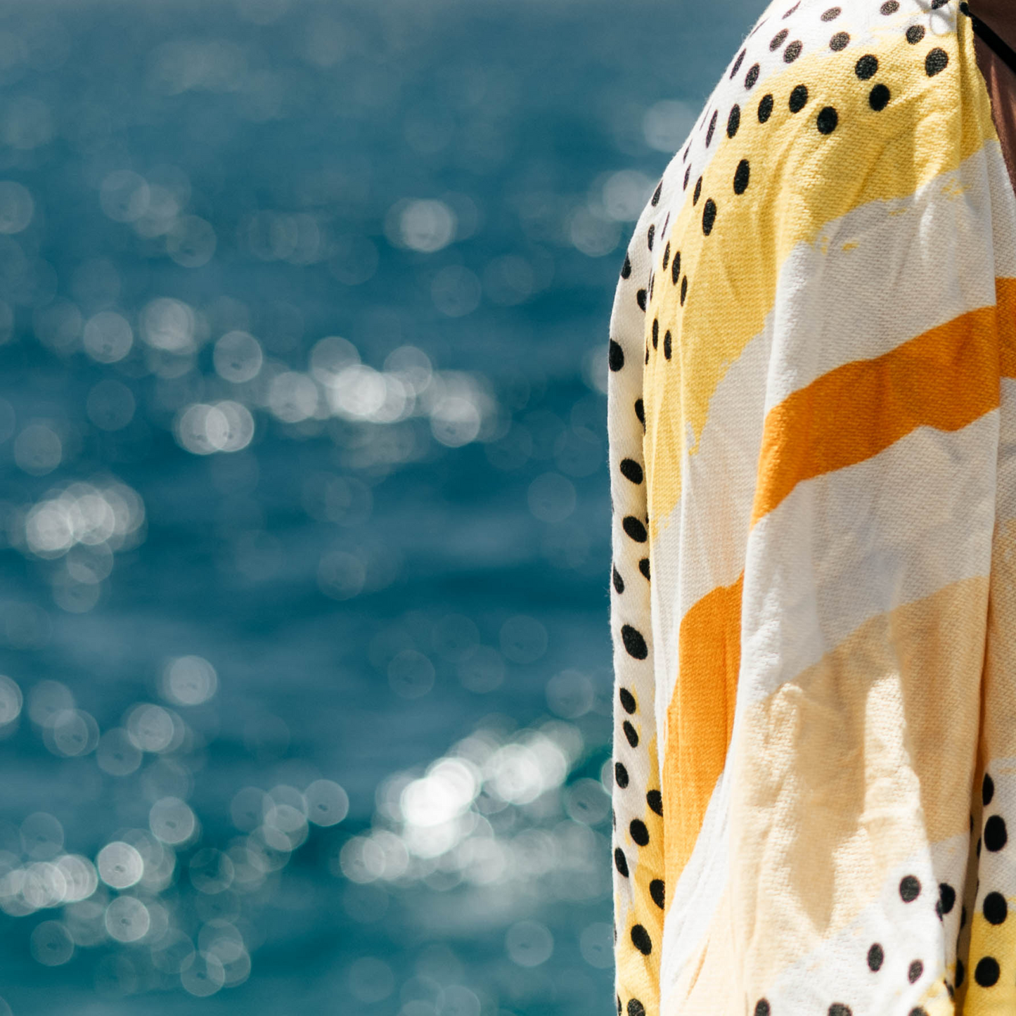  tackasti na linije zuto belo crni bambus peskir detalji