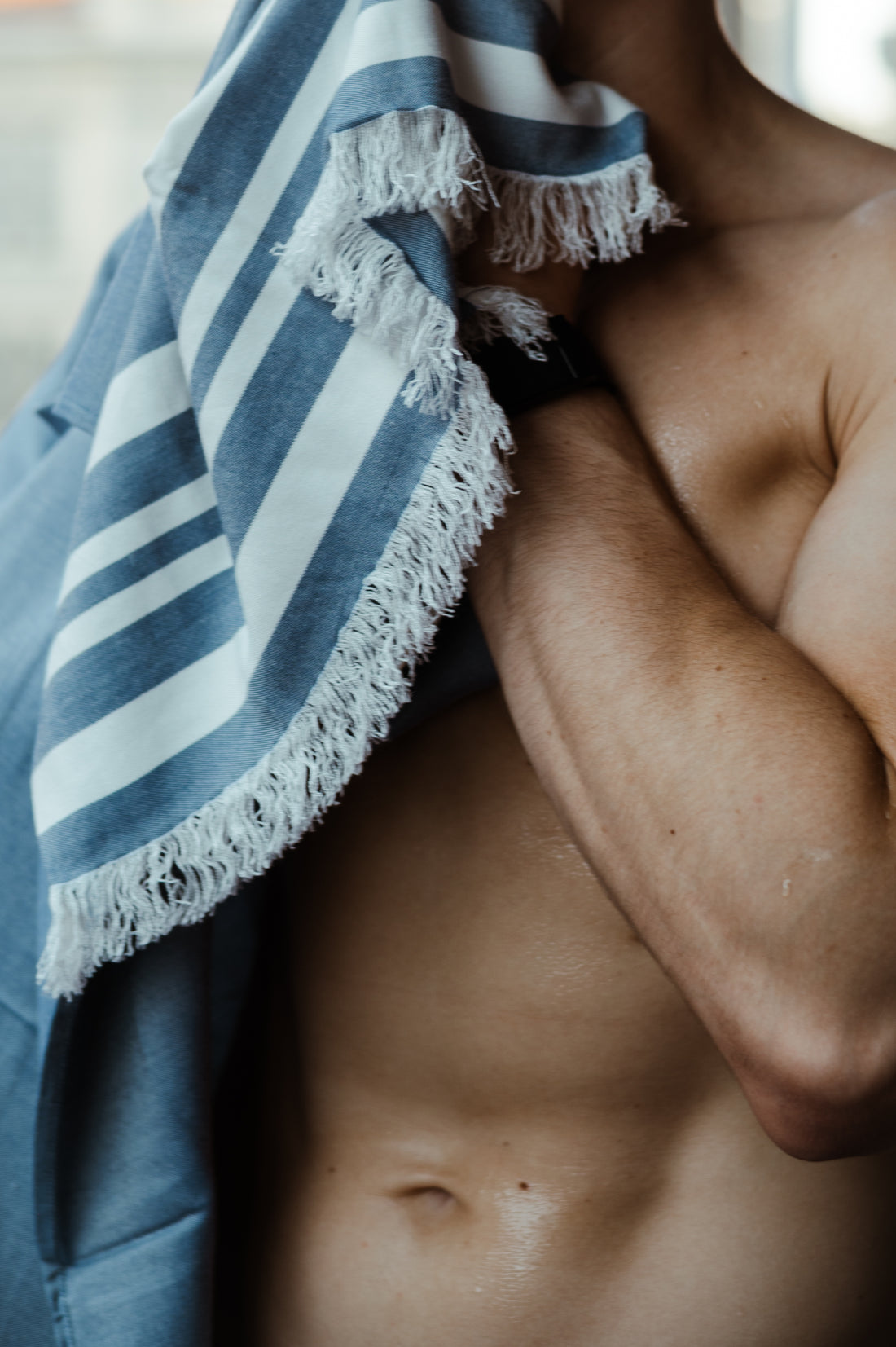 plavi peskir na muskom atletskom telu